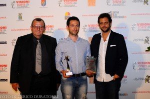 Riccardo Salvetti tra il giurato Antonio Lauritano e Gabriele Pignotta